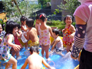 簡易プールで子供が遊んでいる